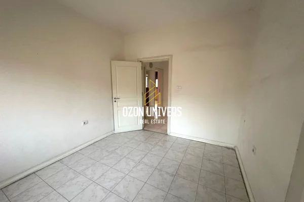 Shtepi ne shitje Apartament ne Tirane, 2+1, Mobilimi Bosh, pa mobiluar, Pagesa 168,000  Euro.