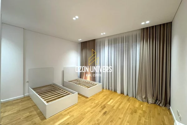 Shtepi me qera Apartament ne Tirane, 4+1, Mobilimi E mobiluar, Pagesa 3,300  Euro.