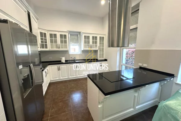 Shtepi me qera Vila Luksoze ne Tirane, 4+1, Mobilimi E mobiluar, Pagesa 4,800  Euro.