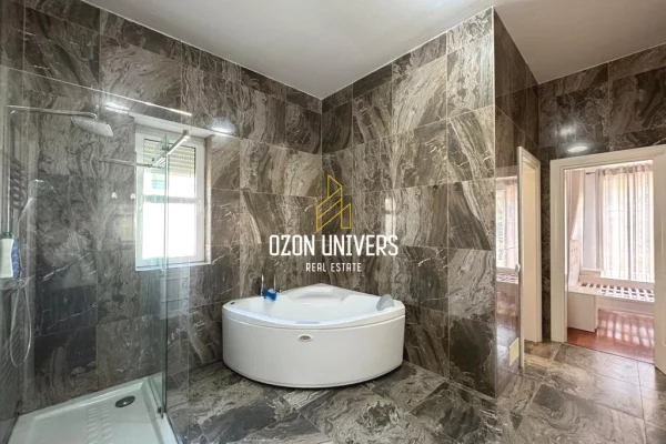 Shtepi me qera Vila Luksoze ne Tirane, 4+1, Mobilimi E mobiluar, Pagesa 4,800  Euro.