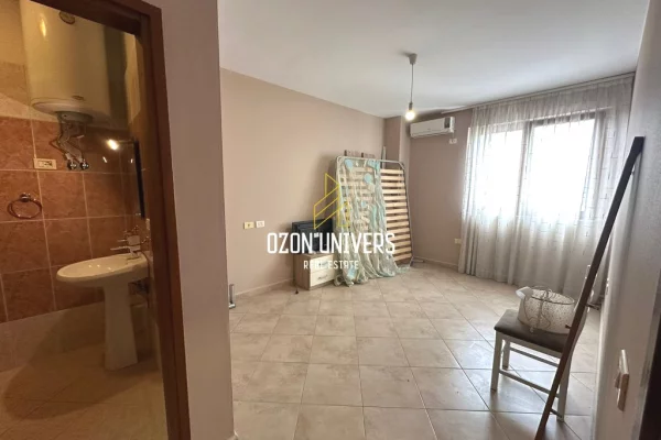 Shtepi me qera Apartament ne Tirane, 3+1, Mobilimi Pjeserisht e mobiluar, Pagesa 850  Euro.