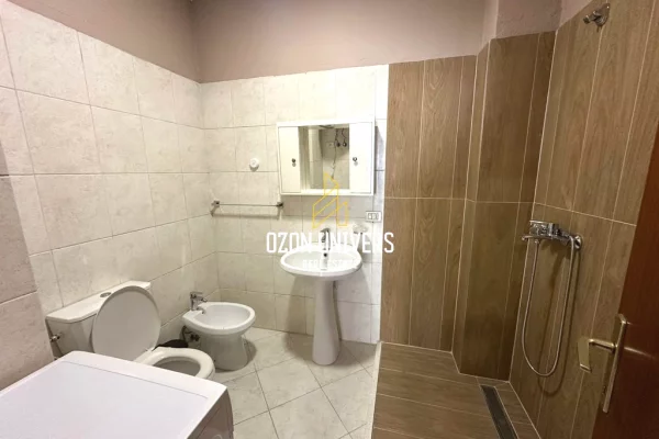 Shtepi me qera Apartament ne Tirane, 3+1, Mobilimi Pjeserisht e mobiluar, Pagesa 850  Euro.