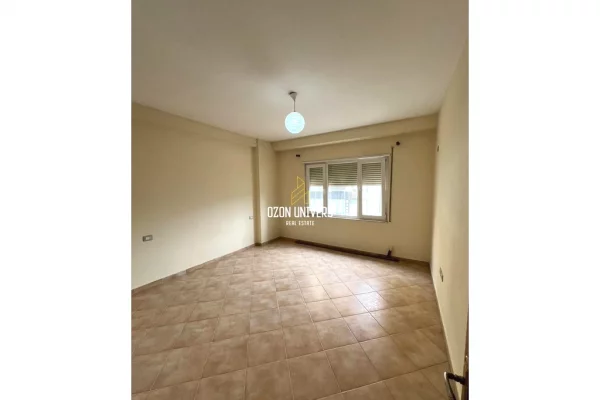 Shtepi me qera Apartament ne Tirane, 2+1, Mobilimi Bosh, pa mobiluar, Pagesa 400  Euro.