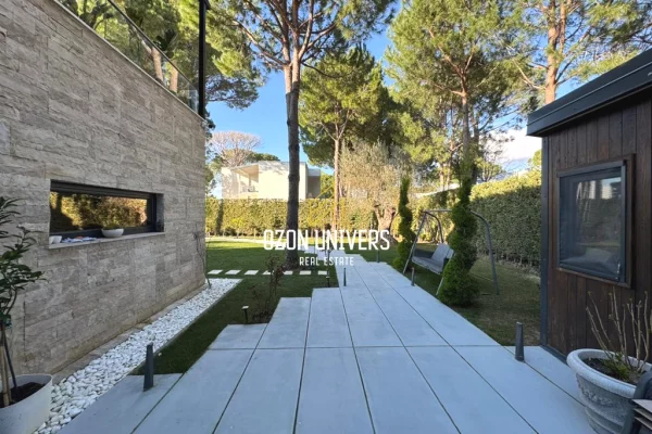Shtepi ne shitje Vila Luksoze ne Durres, 3+1, Mobilimi E mobiluar, Pagesa 950,000  Euro.