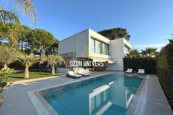 Shtepi ne shitje Vila Luksoze ne Durres, 3+1, Mobilimi E mobiluar, Pagesa 950,000  Euro.