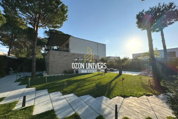 Shtepi ne shitje Vila Luksoze ne Durres, 3+1, Mobilimi E mobiluar, Pagesa 950,000  Euro.