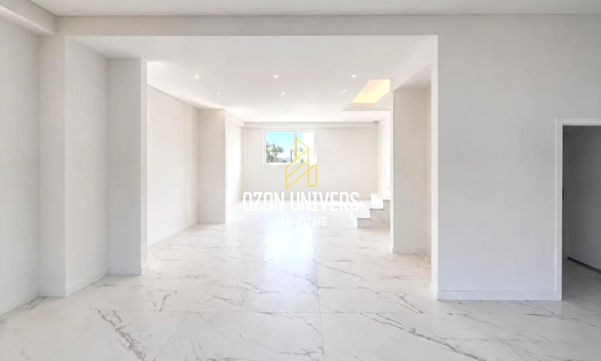 Shtepi ne shitje Duplex(shtepi me 2 kate) ne Tirane, 3+1, Mobilimi Bosh, pa mobiluar, Pagesa 195,000  Euro.