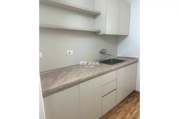 Ambient Biznesi per qira, tek Bulevardi Zogu 1 !