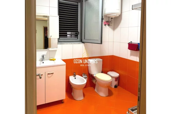 Shtepi me qera Apartament ne Tirane, 3+1, Mobilimi E mobiluar, Pagesa 1,000  Euro.