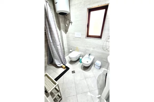 Shtepi me qera Apartament ne Tirane, 3+1, Mobilimi E mobiluar, Pagesa 80,000  Leke.