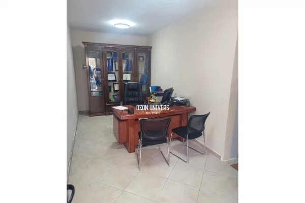 Ambient biznesi me qera 3+1 ne Tirane - 40,000 Leke