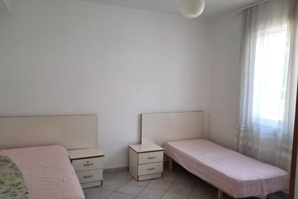 Shtepi me qera Duplex(shtepi me 2 kate) ne Tirane, 1+1, Mobilimi E mobiluar, Pagesa 32,000  Leke.