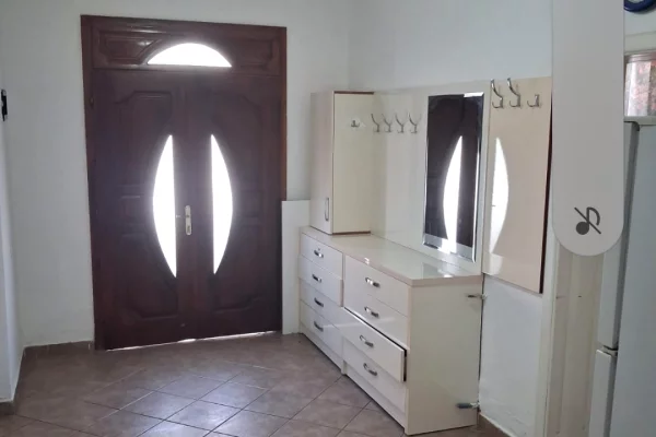 Shtepi me qera Duplex(shtepi me 2 kate) ne Tirane, 1+1, Mobilimi E mobiluar, Pagesa 32,000  Leke.