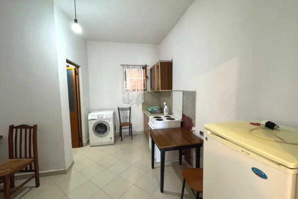 Shtepi me qera Shtepi Private ne Tirane, 1+1, Mobilimi E mobiluar, Pagesa 25,000  Leke.