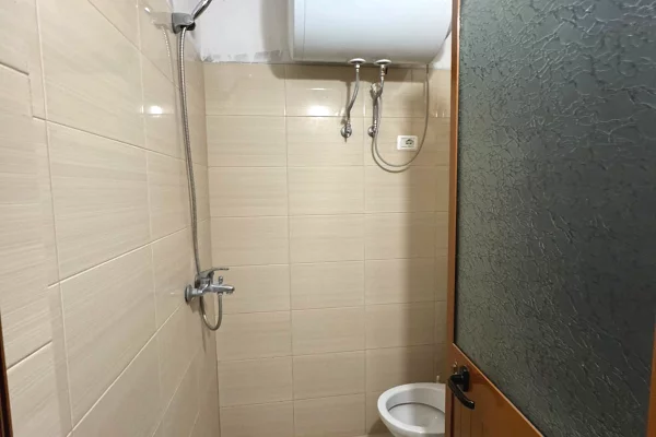 Shtepi me qera Shtepi Private ne Tirane, 1+1, Mobilimi E mobiluar, Pagesa 25,000  Leke.