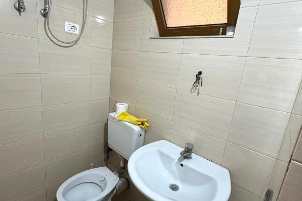 Shtepi me qera Shtepi Private ne Tirane, 1+1, Mobilimi E mobiluar, Pagesa 25,000  Leke.