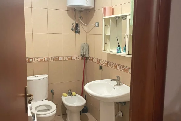 Shtepi me qera Apartament ne Tirane, 1+1, Mobilimi E mobiluar, Pagesa 45,000  Leke.
