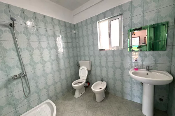 Shtepi me qera Shtepi Private ne Tirane, 3+1, Mobilimi E mobiluar, Pagesa 40,000  Leke.