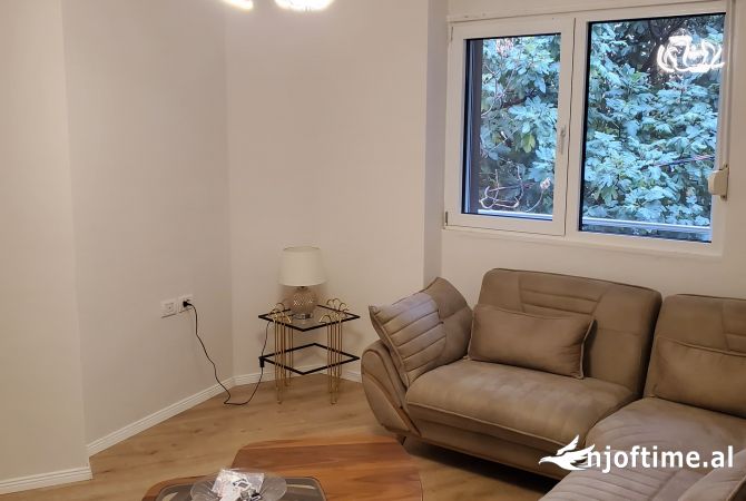 Ambiente Commerciale in Affitto 3+1 a Tirana - 550 Euro