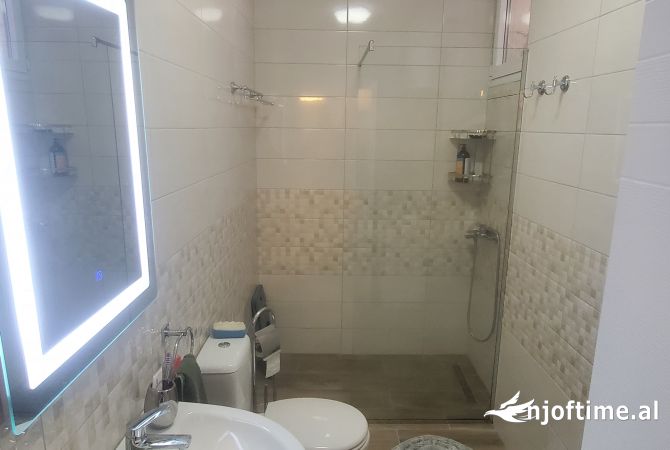 Ambiente Commerciale in Affitto 3+1 a Tirana - 550 Euro