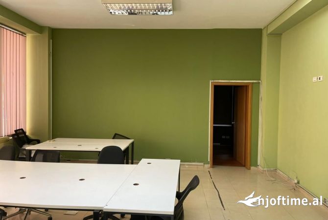 JEPET AMBJENT BIZNESI ME QIRA TE KOMUNA PARISIT 