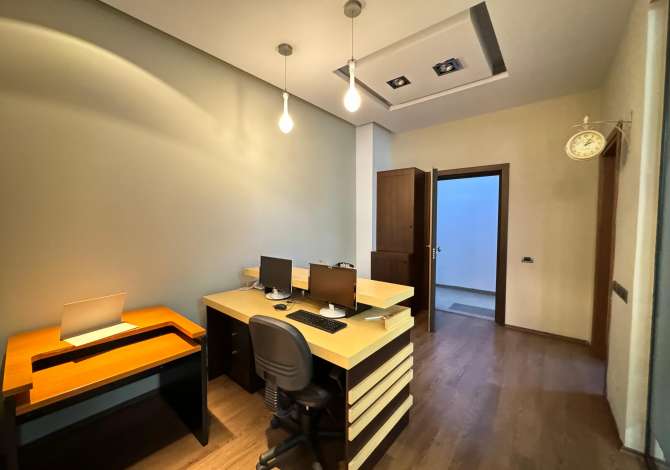 Ambiente Commerciale in Affitto 3+1 a Tirana - 1,500 Euro