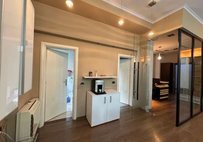 Ambiente Commerciale in Affitto 3+1 a Tirana - 1,500 Euro