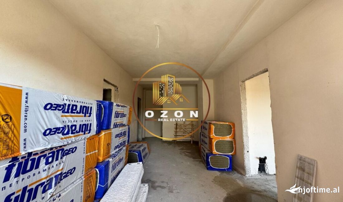 Shtepi ne shitje Apartament ne Tirane, 2+1, Mobilimi Bosh, pa mobiluar, Pagesa 230,000  Euro.