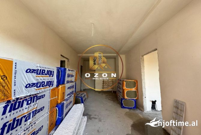 Apartament 2+1+2+ Parking për shitje tek Shkolla e Kuqe!