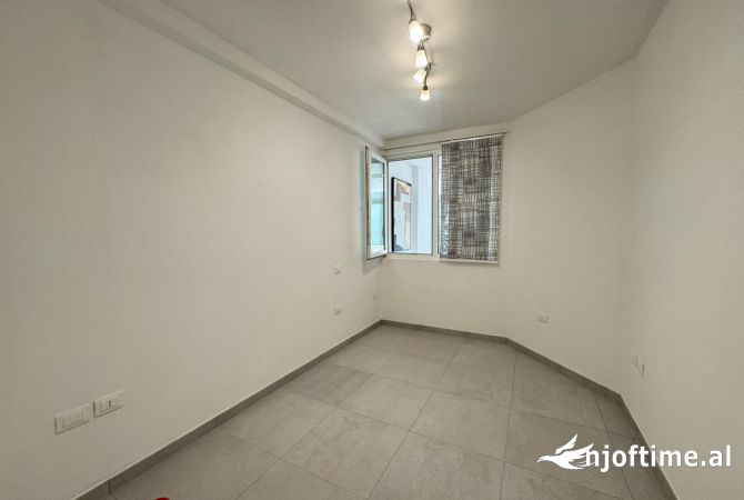 Shtepi me qera Apartament ne Tirane, 2+1, Mobilimi Pjeserisht e mobiluar, Pagesa 600  Euro.