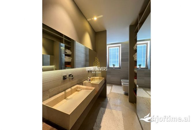 Shtepi ne shitje Penthose(kati i fundit panoramik) ne Tirane, 3+1, Mobilimi E mobiluar, Pagesa 650,000  Euro.