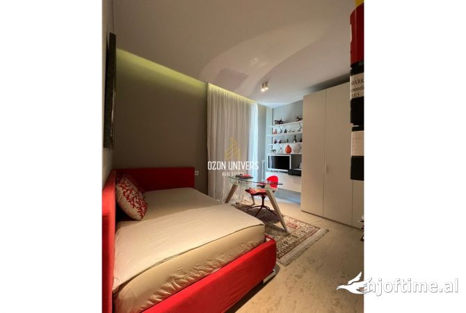 Shtepi ne shitje Penthose(kati i fundit panoramik) ne Tirane, 3+1, Mobilimi E mobiluar, Pagesa 650,000  Euro.