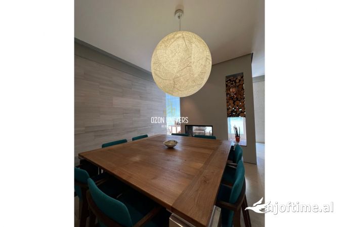 Shtepi ne shitje Penthose(kati i fundit panoramik) ne Tirane, 3+1, Mobilimi E mobiluar, Pagesa 650,000  Euro.