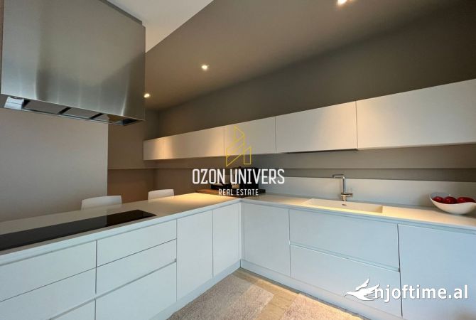 Shtepi ne shitje Penthose(kati i fundit panoramik) ne Tirane, 3+1, Mobilimi E mobiluar, Pagesa 650,000  Euro.