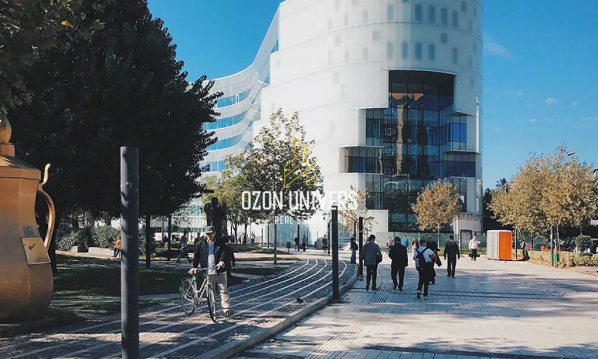 Jepet me qira ambient biznesi, buze rruges kryesore ne Qender (dyqan) , prane Toptanit!