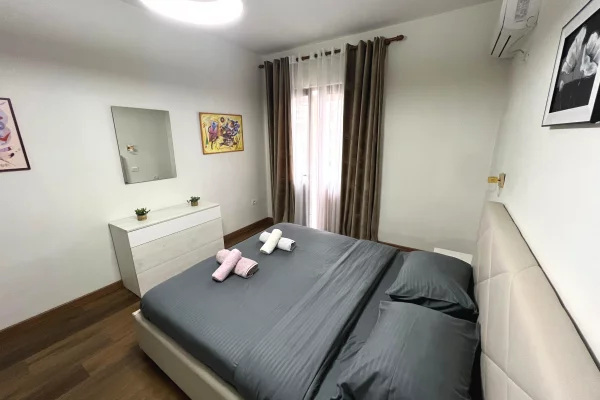 Shtepi me qera Apartament ne Tirane, 2+1, Mobilimi E mobiluar, Pagesa 85,000  Leke.