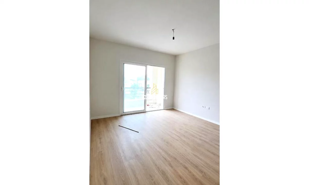 Shtepi ne shitje Apartament ne Tirane, 2+1, Mobilimi Bosh, pa mobiluar, Pagesa 136,000  Euro.