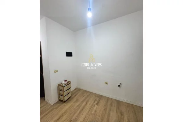 Shtepi ne shitje Apartament ne Tirane, 2+1, Mobilimi Pjeserisht e mobiluar, Pagesa 140,000  Euro.