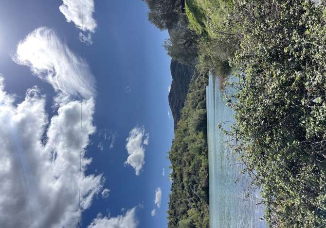 Shitet 3000 m2 toke trual buze liqeni ,Sauk