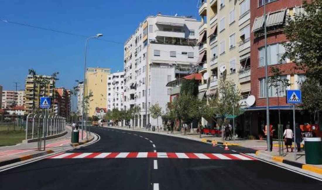 Shitet ambient biznesi open space,buze rruge. Rruga e Kosovareve 