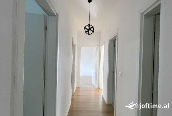 Shtepi ne shitje Apartament ne Tirane, 3+1, Mobilimi Bosh, pa mobiluar, Pagesa 510,000  Euro.
