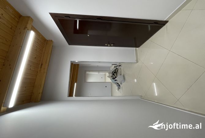 Ambiente Commerciale in Affitto 3+1 a Tirana - 1,500 Euro