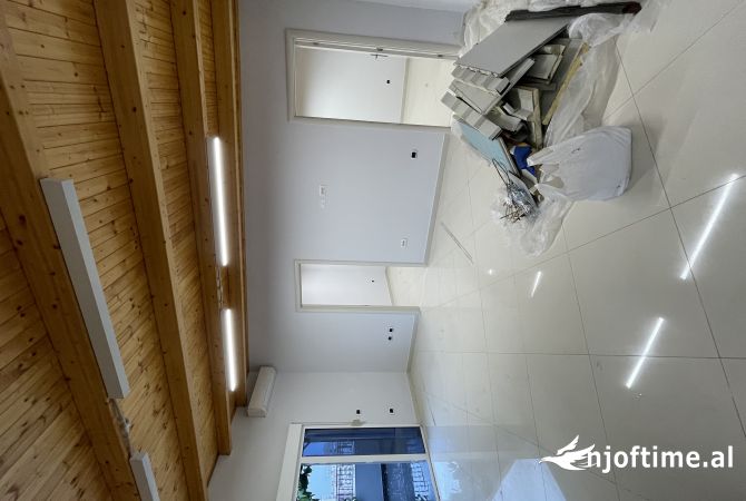 Ambiente Commerciale in Affitto 3+1 a Tirana - 1,500 Euro