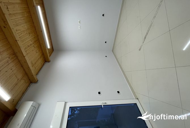 Ambiente Commerciale in Affitto 3+1 a Tirana - 1,500 Euro