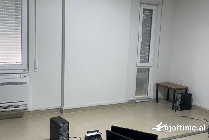 Ambiente Commerciale in Affitto 3+1 a Tirana - 1,800 Euro