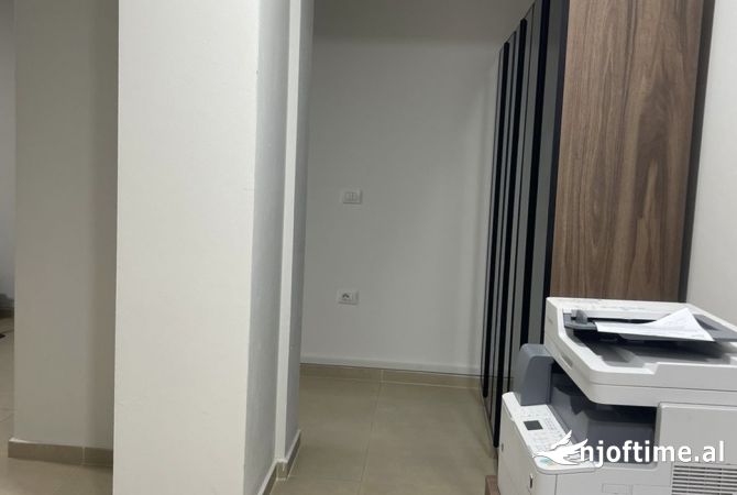 Ambiente Commerciale in Affitto 3+1 a Tirana - 1,800 Euro