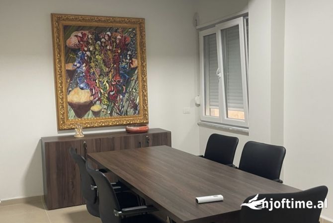 Ambiente Commerciale in Affitto 3+1 a Tirana - 1,800 Euro