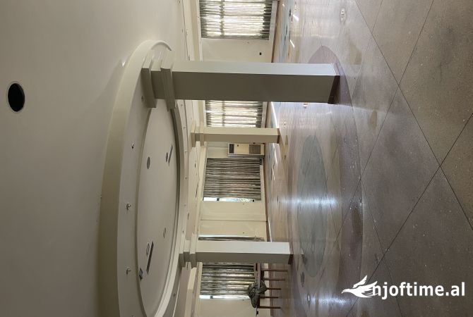 Ambiente Commerciale in Affitto 1+1 a Tirana - 2,500 Euro