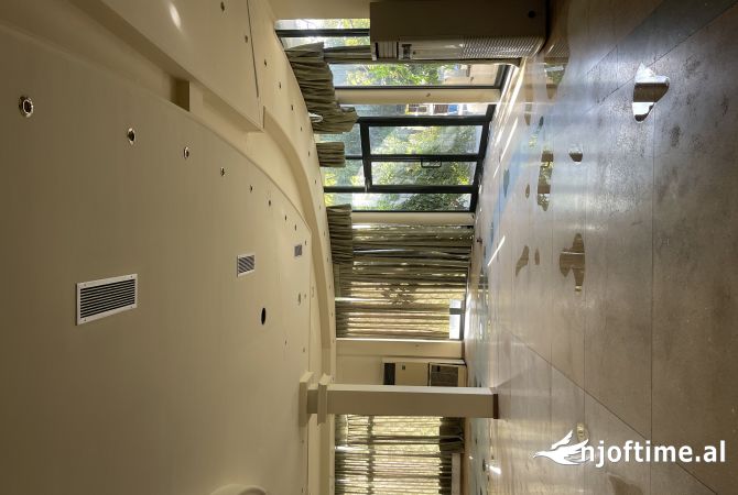 Jepet me qera Godine dy kateshe ne toke me siperfaqe 3248 m2 buze autostrade ne Marikaj 