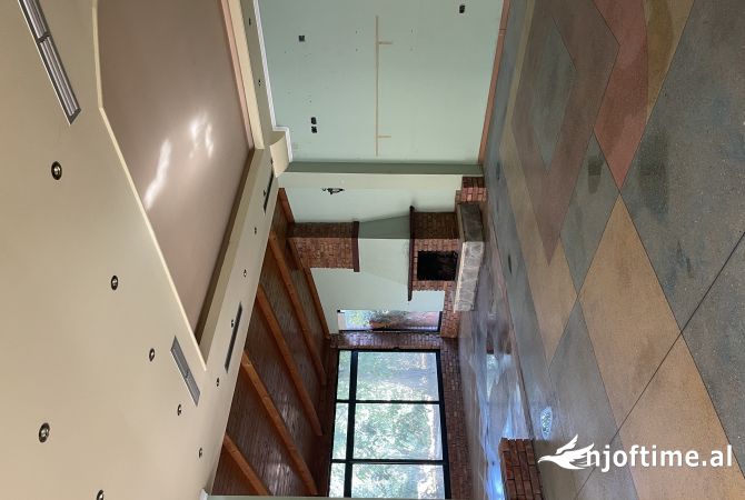 Ambiente Commerciale in Affitto 1+1 a Tirana - 2,500 Euro